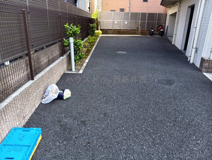 奥に駐車場・バイク置き場あり