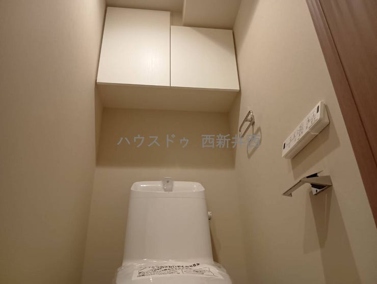 トイレには収納棚あり