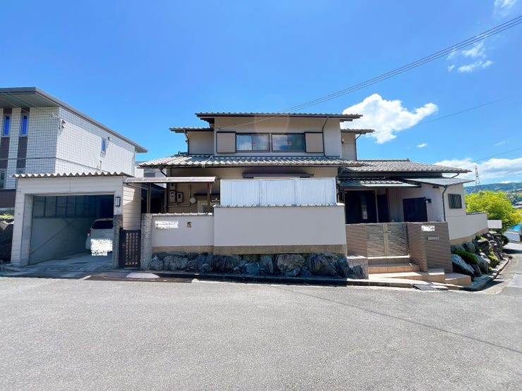 【外観】
「学園前駅」よりバス乗車8分、バス停「藤ノ木台一丁目」より徒歩6分の立地◎