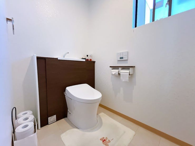 トイレにも窓があり、明るく通風良好です◎