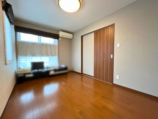 東側6.7帖の洋室は、ゆとりある広さで主寝室にもおすすめ!家具を配置しても使いやすく、落ち着いて過ごせる一室です。
(2026年5月8日撮影)