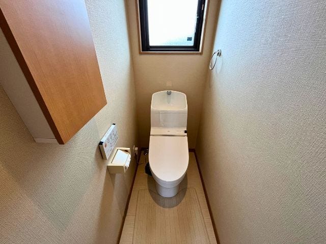 2階トイレはシンプルで使いやすく、物入付きで掃除用品などもすっきり収納可能。窓付きで換気もしやすい空間に◎
(2026年5月8日撮影)