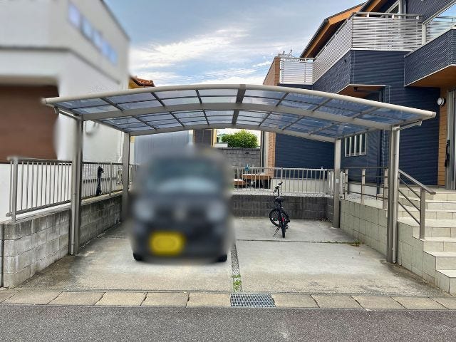 カーポート付き駐車場は2台分確保され、大切なお車を雨や日差しから守れます。並列で駐車しやすい点も魅力的♪(2026年5月8日撮影)