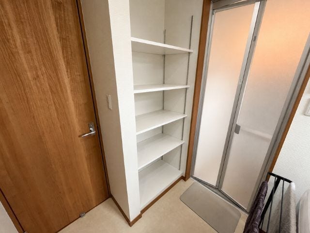 洗面所には収納棚を備え、タオルや洗剤などの日用品をすっきり整理できます。
※一部画像修正をしています。(2026年5月8日撮影)