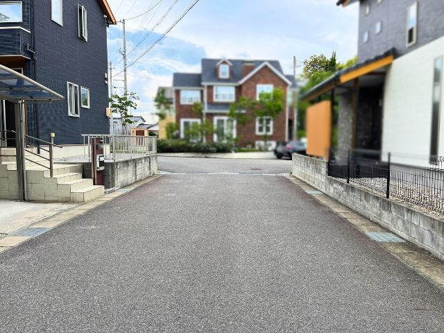 前面道路は幅員約5.9mとゆとりがあり、車のすれ違いや駐車時の出し入れもスムーズ。落ち着いた住宅街の住環境です。(2026年5月8日撮影)