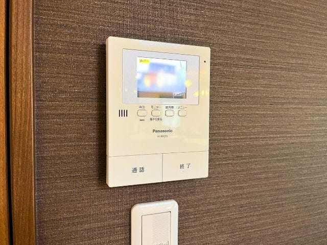 来訪者を室内から確認できるモニター付きインターホン。防犯面でも安心感があります◎(2026年5月8日撮影)