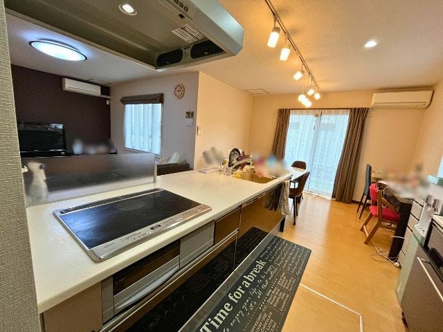 リビングを見渡せる対面キッチンは、家事をしながら家族との会話も楽しめます。(2026年5月8日撮影)