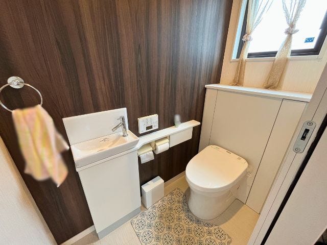 1階トイレには独立した手洗い場を備え、来客時にも使いやすい仕様。窓付きで明るく、清潔感があります。(2026年5月8日撮影)