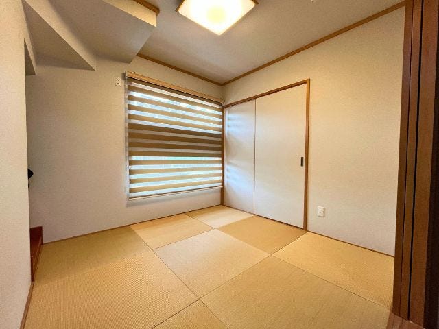 階段下収納を備えた和室は、季節物や日用品の収納にも便利。客間や寝室、家事スペースとしても使いやすい一室です。(2026年5月8日撮影)
