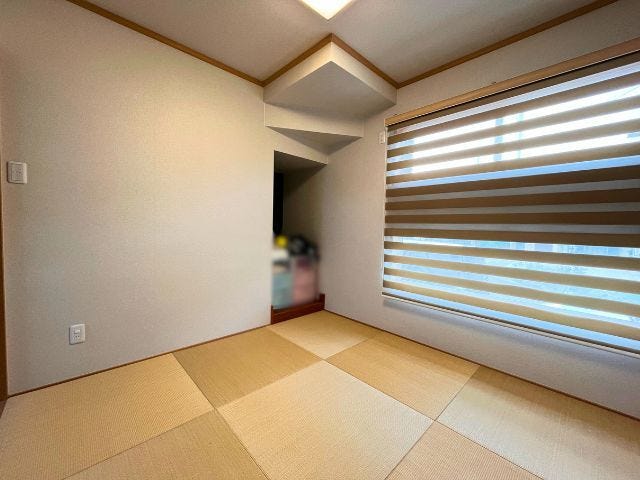 和室には階段下を利用した収納スペースを確保。普段使いの物も片付けやすく、すっきり暮らせます◎(2026年5月8日撮影)