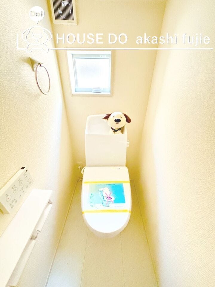 小窓がある明るいトイレ