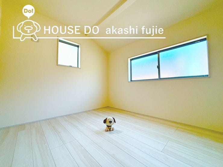 窓がある明るい洋室
