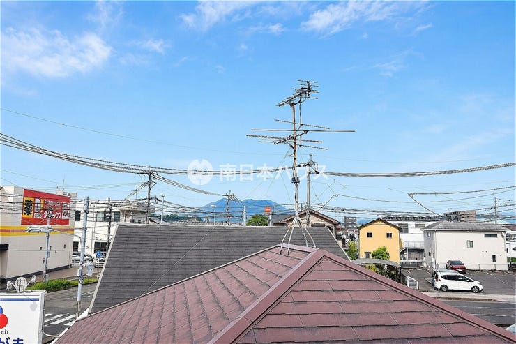 西谷山４丁目 中古戸建 2階のお部屋の窓からは、家並みの向こうに桜島を望めます♪