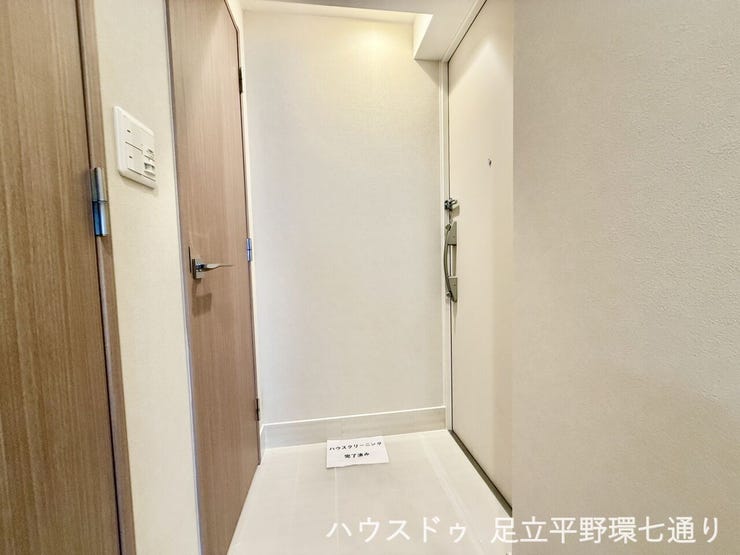 明るく清潔感のある玄関まわりで、毎日の帰宅や来客時にも気持ちよく迎えられます。