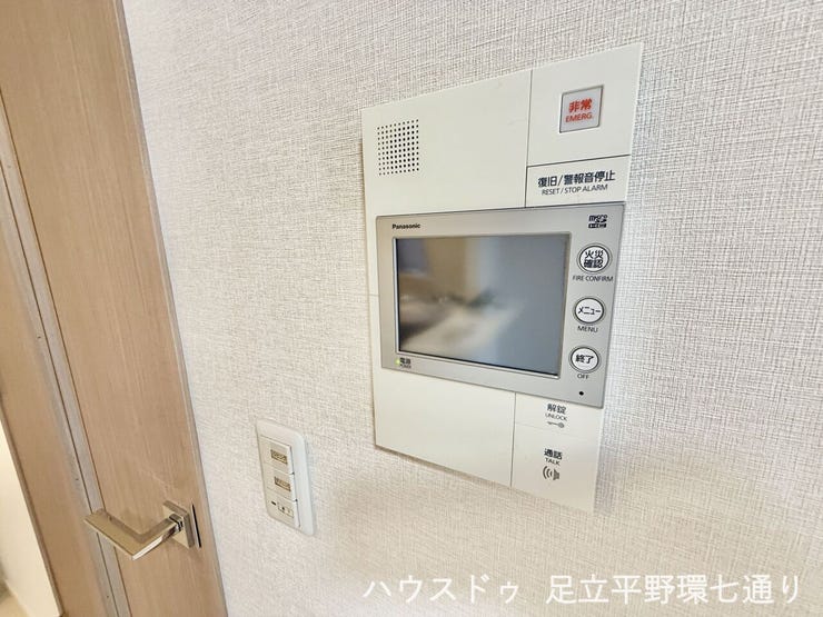 TVモニター付インターホンやオートロック連動設備を採用。来訪者を確認でき、防犯面にも配慮されています。