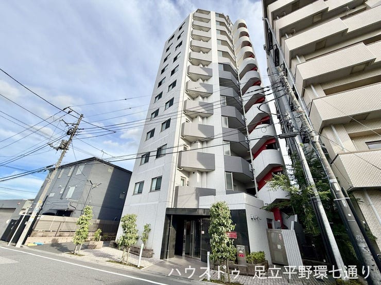 重厚感のあるスタイリッシュな外観デザイン。オートロック付きマンションで、防犯面にも配慮された安心の住まいです。