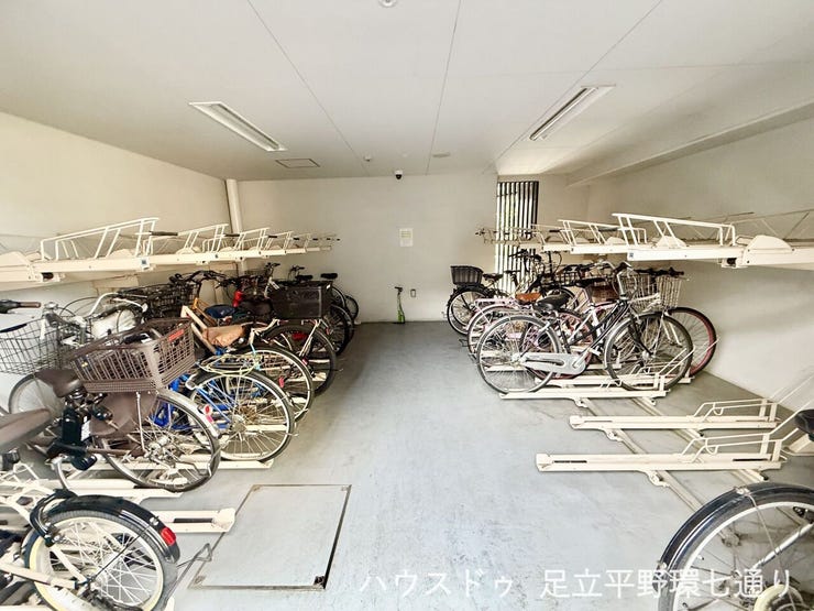 屋根付き駐輪場で雨の日も自転車を置きやすく、日々の通勤・通学にも便利です。