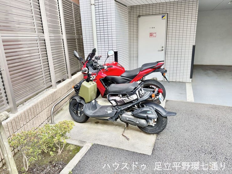 バイク置場があり、通勤やお出かけにバイクを利用される方にも便利な住環境です。