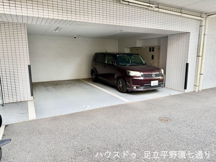 屋根付き駐車場で雨風を避けやすく、大切なお車を安心して停められる便利な設備です。