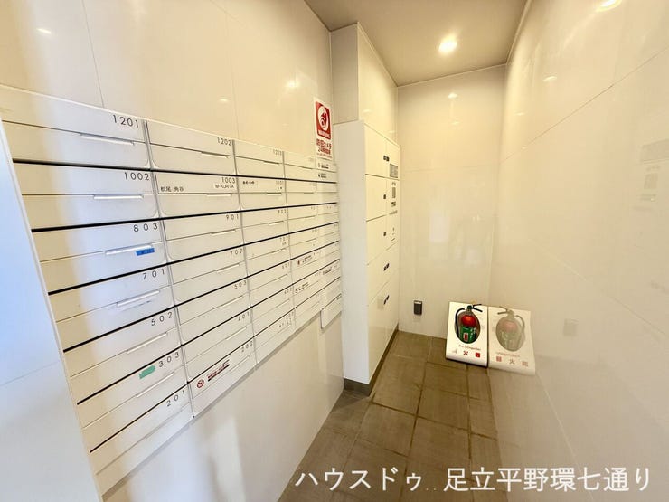 メールボックスと宅配ボックスを備え、不在時の荷物受け取りもスムーズで便利です。