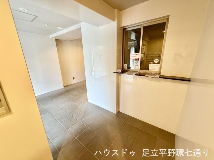 管理人室があり、日々の暮らしを見守る体制が整った安心感のあるマンションです。