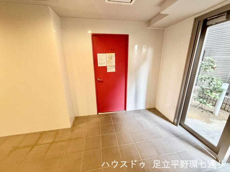 明るい共用部と印象的な赤い扉が、建物内のアクセントになっています。