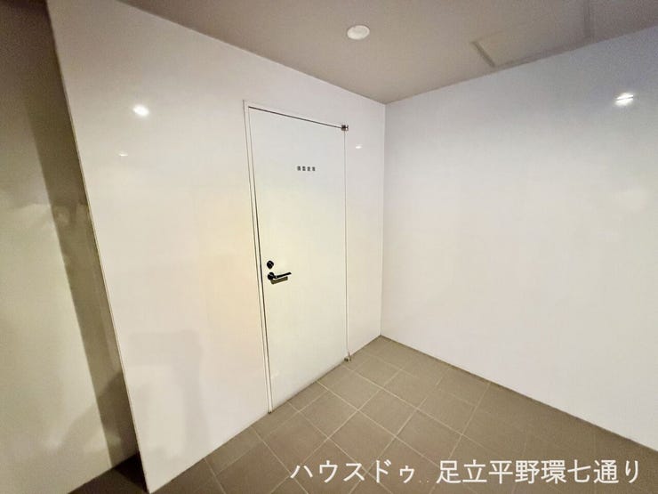 備蓄倉庫も備えられており、共用設備への配慮が感じられるマンションです。