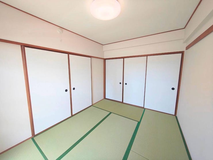 障子越しにやわらかな光が差し込む和室。畳の香りに包まれながら、四季の移ろいや自然の風を感じられる空間です。