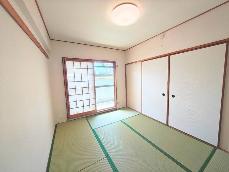 障子越しにやわらかな光が差し込む和室。畳の香りに包まれながら、四季の移ろいや自然の風を感じられる空間です。