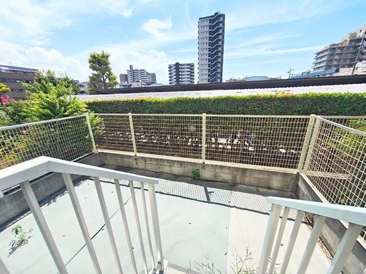 16.20㎡の専用庭♪一戸建ての感覚でプランターや花壇を置いて季節の花を育てたり、ハーブや野菜の栽培を手軽に楽しめます。
お子さまのあそび場としても♪