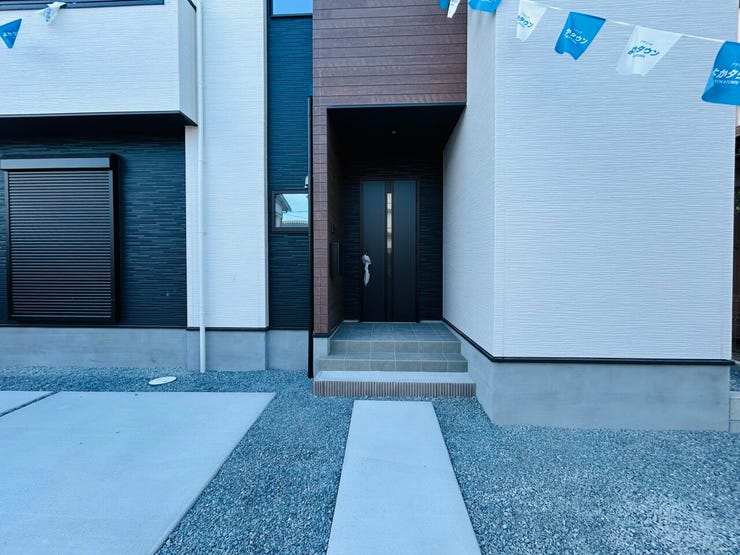 ◇外観から見た玄関☆