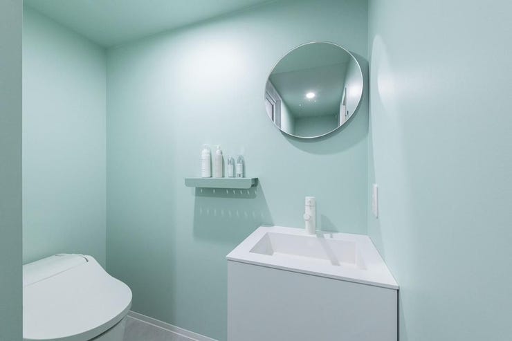 すっきりとした洗面・トイレスペース。爽やかなアクセントクロスが印象的な清潔感ある空間です。