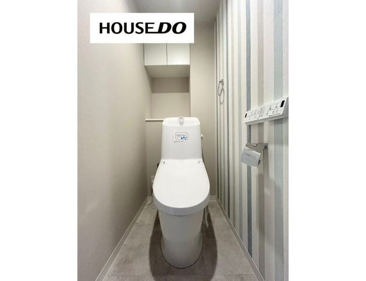 シンプルで清潔感のあるトイレ空間。上部収納付きで、生活感を抑えながらすっきり使えます。