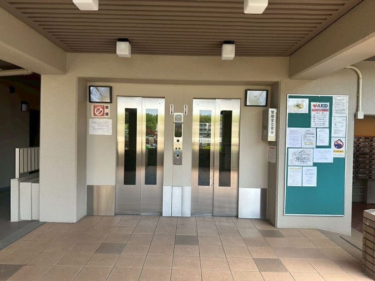 エレベーター2基付きで毎日の移動もスムーズ。共用部も整えられており、暮らしやすさを感じられる住まいです。