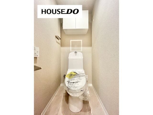シンプルで清潔感のあるトイレ空間。上部収納付きで、見せたくない小物類もすっきりしまえます。