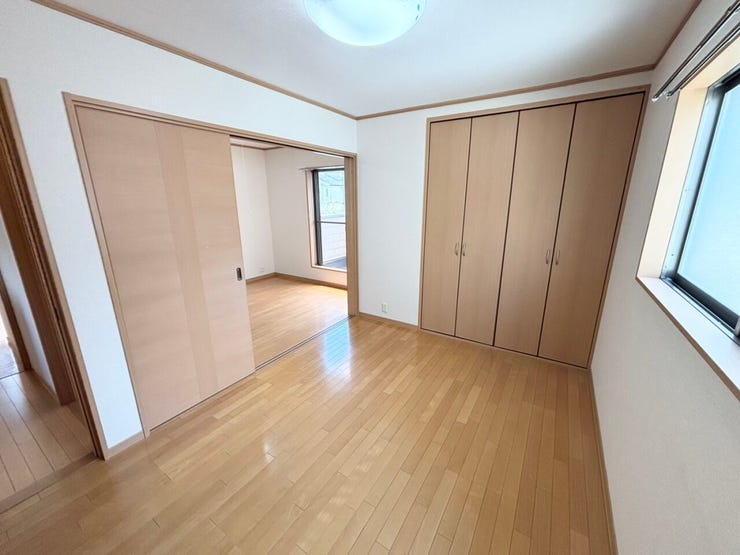 2F洋室は隣の部屋と繋がっており広々としています!