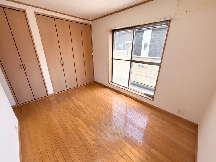 2面バルコニーで玄関側も陽当たりが良く、
お部屋全体が明るいです!