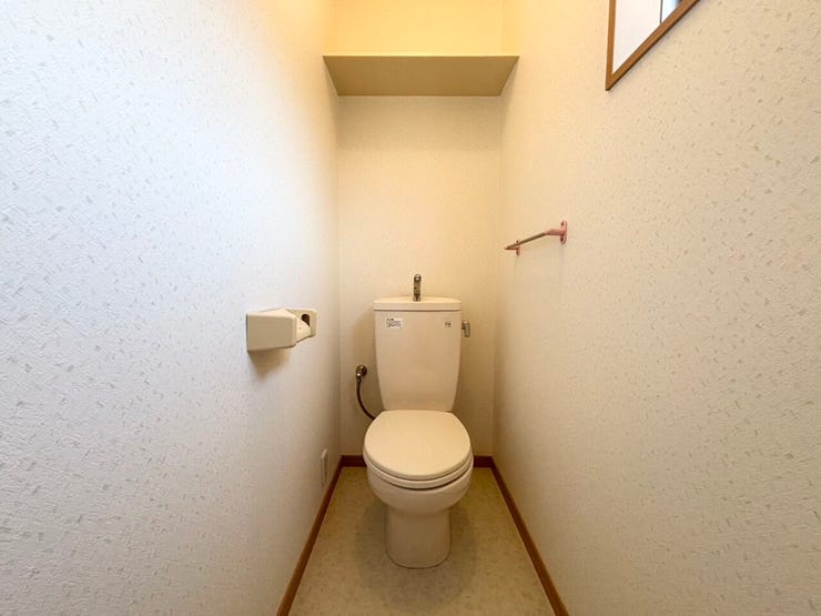 2Fトイレはシンプル!上に物置ついています♪