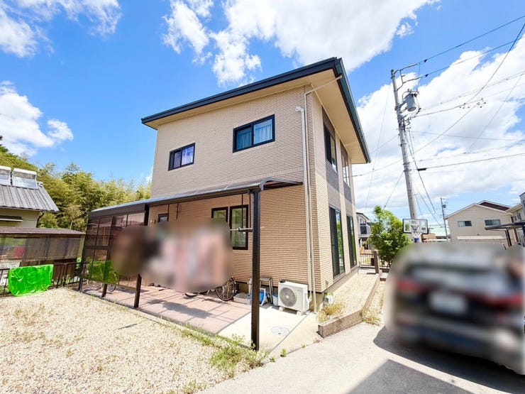 屋根付きスペースがあり、
急な雨の日でも安心して洗濯物を干せます♪