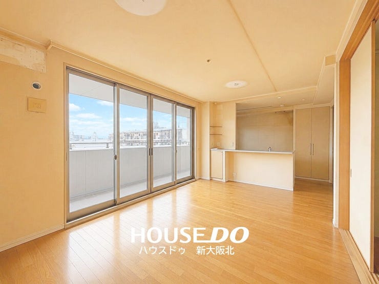 【外観】
■窓面が広いので実際の帖数以上に開放感を感じられる明るいリビングです♪
■家族が自然と集まりたくなる空間になりますね◎