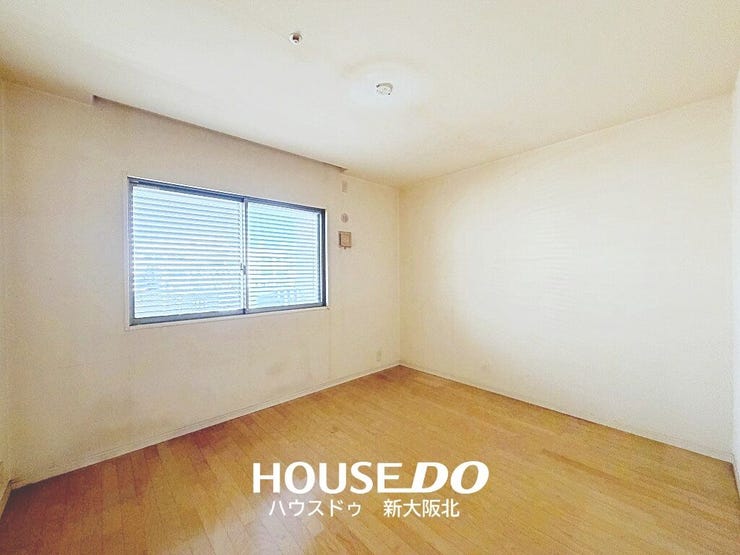 ■子供部屋や寝室などにお使いいただける洋室が2部屋ございます!
■こちらのお部屋はリビングを通らずに入室できるため独立性が高く、プライベートを大切にするご家族にもオススメです!
