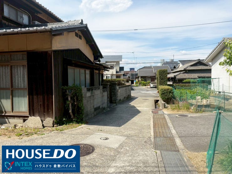 【小さなお子様も安心!静かな住環境】
物件の接道は交通量が少なく、小さなお子様がいるご家庭も安心感を持って生活できます!青空が広がる開放的な立地で、静かで穏やかな時間が流れる住宅街です。