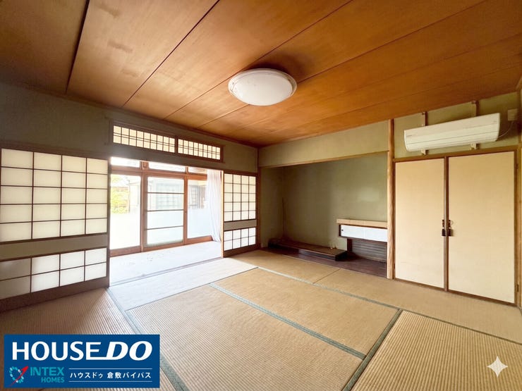 【朝陽が心地よい格式ある和室】
※AIで荷物を削除しています※
東向きの窓から心地よい朝陽が差し込む開放的な和室です♪床の間がある空間は季節の飾りを楽しんだりお客様をお通しする客間としても最適!