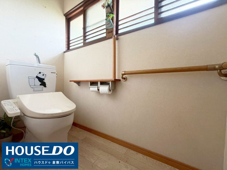 【手すり付きで安心!ゆとりあるトイレ空間】
明るい光が差し込む窓付きのトイレは換気もしやすく清潔感をキープできます。しっかりとした手すりが設置されているので、小さなお子様からご年配の方まで安心◎