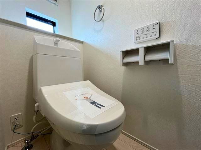 1階トイレ;各階にあることで階段の上り下りの手間が省けます。2カ所あると朝の混雑時間も自分のペースで利用でき◎