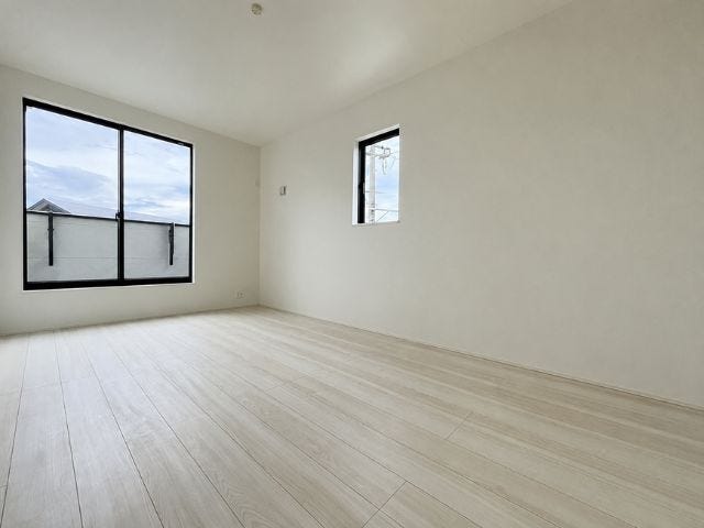 2階8帖洋室は居室で一番広いお部屋です。バルコニーもあります。主寝室にいかがですか