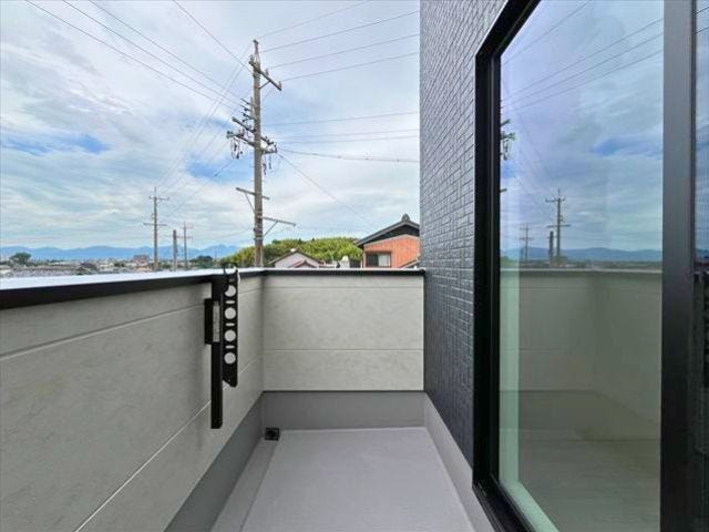 2階8帖洋室にはバルコニー完備。光がしっかり届くので洗濯物がしっかり乾きそうですね