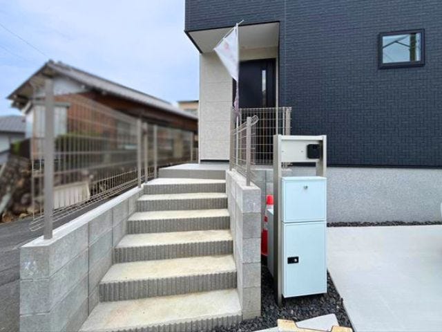 玄関へのアプローチ&ポーチ;階段があることでお子様が飛び出しにくく安全ですね