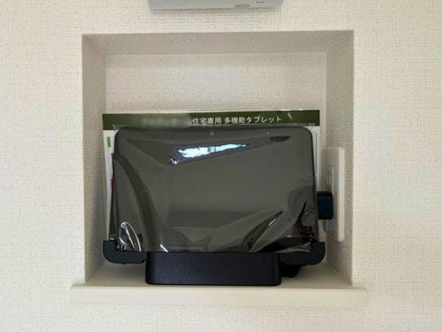 多機能タブレット;インターホンや家電の操作がまとめて出来るようになります。