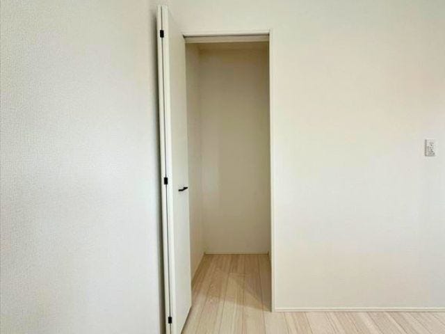 キッチン収納;食品や飲料、日用品などをまとめて収納できます。買い置きもしやすく、キッチンをすっきり保ちながら、毎日の料理や家事を効率よくこなせる便利な収納スペースです。